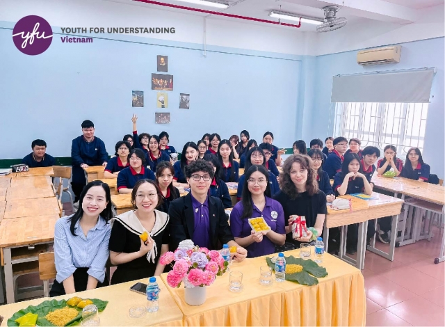 GẶP GỠ VÀ GIAO LƯU VĂN HÓA VỚI TRƯỜNG THPT ĐOÀN THỊ ĐIỂM